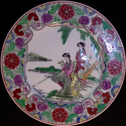Assiette porcelaine chine 2 femme à la pêche marquée au revers