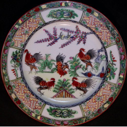 Assiette porcelaine chine décor coqs marquée au revers