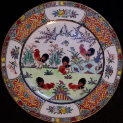 Assiette porcelaine chine décor floral/coqs marquée au revers  facture